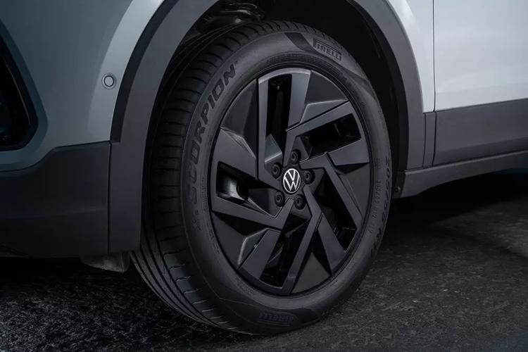 Ở bản cao cấp, mẫu SUV cỡ B này được trang bị ghế lái chỉnh điện 8 hướng, màn hình cảm ứng trung tâm 10,1 inch có thể dùng để chỉnh điều hòa và chất liệu bọc tapi cửa mềm mại hơn. Các tính năng an toàn mới cũng dồn cho bản cao cấp.