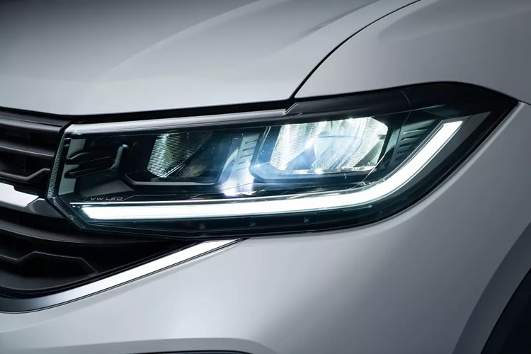 Điểm nhấn của mẫu SUV cỡ B này nằm ở cản trước/cản sau mới, lưới tản nhiệt cỡ lớn hơn, tích hợp logo Volkswagen ở giữa, cụm đèn pha LED cải tiến, tạo hình bên trong đèn hậu và bộ vành hợp kim 17 inch. Nằm bên trong thân vỏ của Volkswagen T-Cross vẫn là cơ sở gầm bệ MQB A0 dùng chung với Virtus.