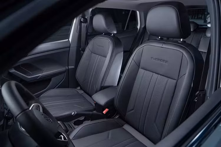 Tại thị trường Brazil, giá xe Volkswagen T-Cross 2025 khởi điểm từ 142.990 Real (khoảng 714 triệu đồng). Có thể mẫu xe này cũng được bán ở Việt Nam trong tương lai. Với giá bán cao, dao động từ 1,099 - 1,299 tỷ đồng, Volkswagen T-Cross khá kén khách tại Việt Nam.