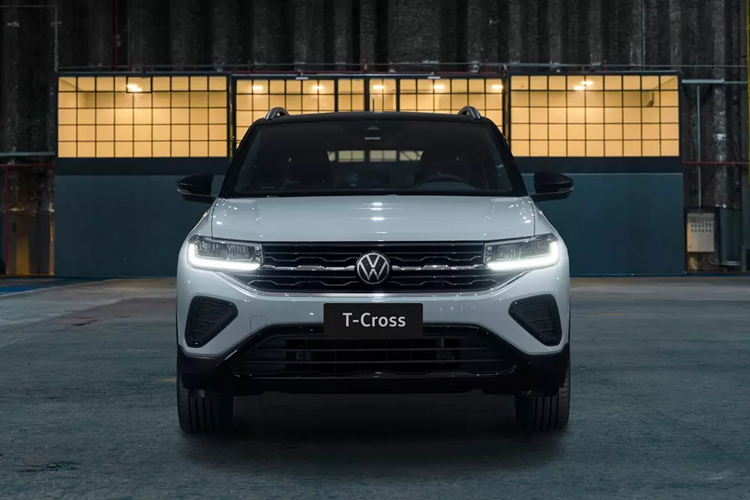 Đây là mẫu xe dành cho các thị trường đang nổi, bao gồm cả Việt Nam. Trong khi đó, Volkswagen T-Cross 2025 mới dành cho thị trường phát triển như châu Âu có thiết kế riêng và đã ra mắt cách đây vài tháng. Ở phiên bản mới, Volkswagen T-Cross được thay đổi nhẹ trong thiết kế ngoại thất và nội thất đồng thời bổ sung trang bị.