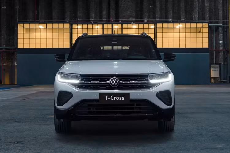 Đây là mẫu xe dành cho các thị trường đang nổi, bao gồm cả Việt Nam. Trong khi đó, Volkswagen T-Cross 2025 mới dành cho thị trường phát triển như châu Âu có thiết kế riêng và đã ra mắt cách đây vài tháng. Ở phiên bản mới, Volkswagen T-Cross được thay đổi nhẹ trong thiết kế ngoại thất và nội thất đồng thời bổ sung trang bị.