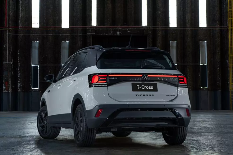 Hiện các đại lý Volkswagen vẫn đang chạy chương trình ưu đãi giá cho T-Cross nhằm kích cầu. Theo đó, tại đại lý, mẫu SUV cỡ B này được bán với giá 879 triệu đồng ở bản Elegance và 999 triệu đồng ở bản Luxury. So với giá niêm yết, giá bán thực tế tại đại lý rẻ hơn từ 220 - 300 triệu đồng.