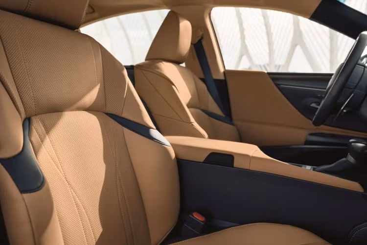 Ngoài phiên bản đặc biệt, Lexus ES 2025 không có gì thay đổi. Phiên bản thông thường của mẫu xe này sẽ có giá khởi điểm là 43.190 Đô. Dòng sản phẩm bao gồm ba biến thể khác nhau bao gồm cả ES 250 AWD phiên bản thông thường.