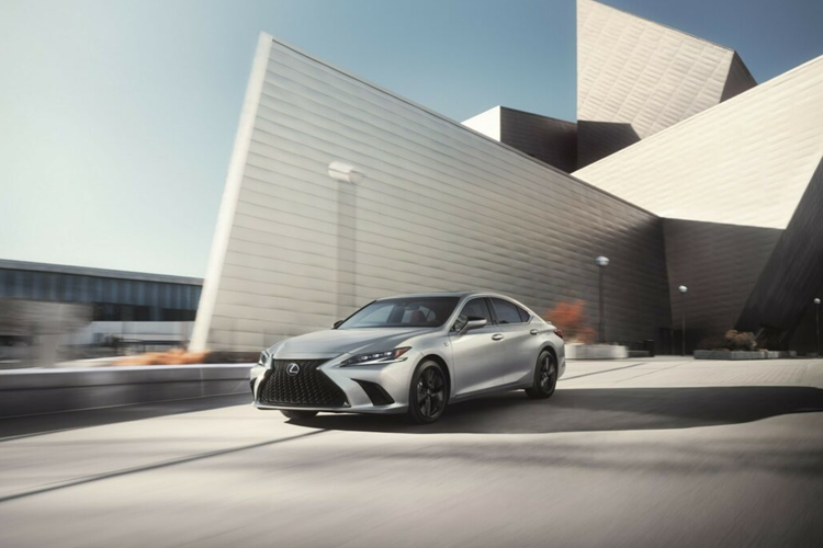 Về nội thất, mẫu xe sedan hạng sang Lexus ES 2025 sẽ được trang bị đèn nội thất F Sport cũng như hệ thống thông tin giải trí 12,3 inch và màn hình hiển thị HUD. Các điểm nổi bật khác bao gồm cửa sổ trời toàn cảnh Panoramic View Monitor và chìa khóa thẻ SmartAccess Card Key.