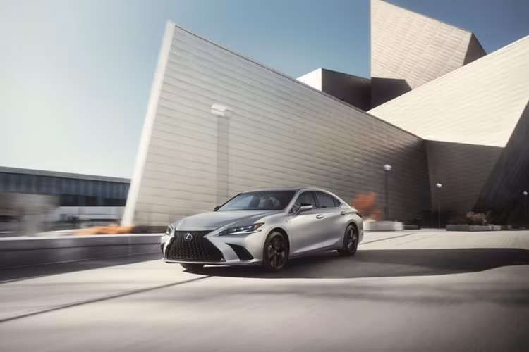 Về nội thất, mẫu xe sedan hạng sang Lexus ES 2025 sẽ được trang bị đèn nội thất F Sport cũng như hệ thống thông tin giải trí 12,3 inch và màn hình hiển thị HUD. Các điểm nổi bật khác bao gồm cửa sổ trời toàn cảnh Panoramic View Monitor và chìa khóa thẻ SmartAccess Card Key.