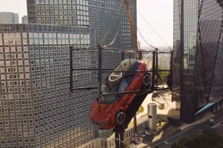 Theo đoạn video, chiếc xe Nissan Qashqai lập kỷ lục Guinness World Record trở thành mẫu xe Nhật nhảy bungee cao nhất thế giới khi lao xuống từ cần cẩu có độ cao 65 mét (bằng một tòa nhà khoảng 20 tầng với chiều cao mỗi tầng 3 mét).