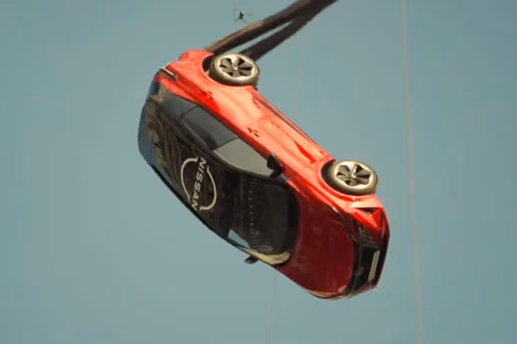 Tuy được công nhận là kỷ lục Guinness thế giới nhưng thực tế đây không phải là cú nhảy bungee cao nhất. Trước đó, vào năm 1992, mẫu xe GMC Jimmy cũng từng được quảng bá bằng cách nhảy bungee từ cầu New Rover Gorge xuống sông bên dưới với độ cao lên tới 263,7m.