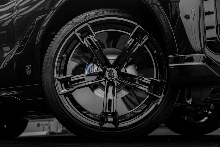 Cản sau cũng được thiết kế lại mang hơi hướng thể thao hơn, tích hợp cặp đèn phanh đặt dọc. Larte Design cũng đã thay đổi hình dạng của cản sau, cho phép hãng lắp đặt các ống xả xếp chồng mới giống như của Lexus IS F, RC F và Ferrari California thế hệ đầu tiên.