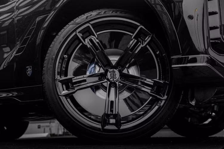 Cản sau cũng được thiết kế lại mang hơi hướng thể thao hơn, tích hợp cặp đèn phanh đặt dọc. Larte Design cũng đã thay đổi hình dạng của cản sau, cho phép hãng lắp đặt các ống xả xếp chồng mới giống như của Lexus IS F, RC F và Ferrari California thế hệ đầu tiên.