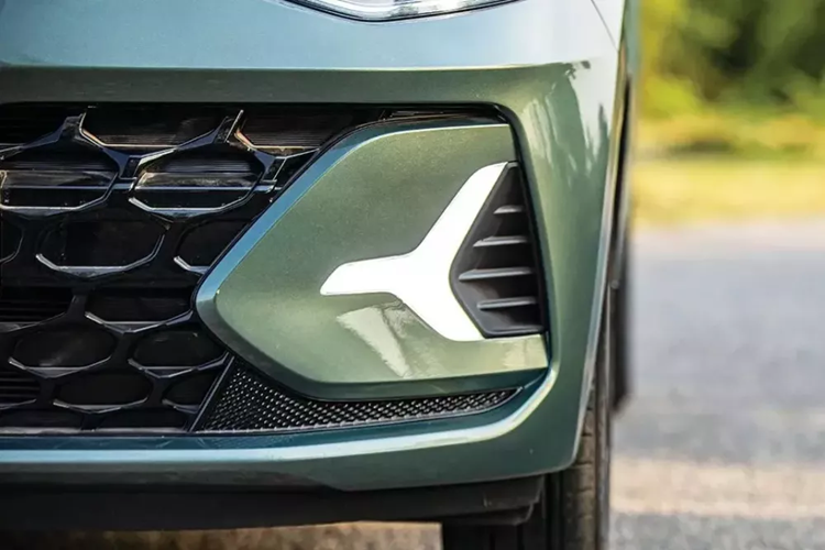 Ra mắt tại Ấn Độ vào hồi tháng 1/2023, Hyundai Grand i10 2024 nâng cấp đã được cải tiến thiết kế, bổ sung công nghệ và tính năng an toàn. Theo đó, mẫu xe hạng A này được trang bị lưới tản nhiệt lớn hơn với mắt lưới hình tổ ong sơn màu đen, tạo cảm giác thể thao hơn. Cản trước cũng đã được làm mới cho phù hợp với thiết kế của lưới tản nhiệt.