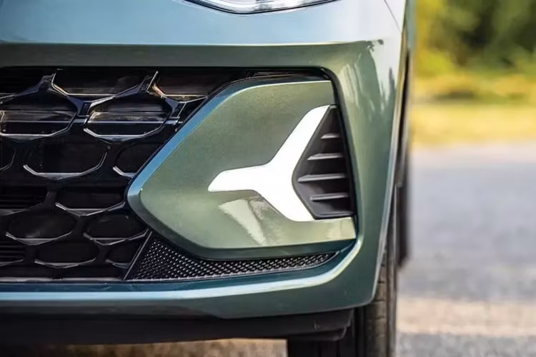 Ra mắt tại Ấn Độ vào hồi tháng 1/2023, Hyundai Grand i10 2024 nâng cấp đã được cải tiến thiết kế, bổ sung công nghệ và tính năng an toàn. Theo đó, mẫu xe hạng A này được trang bị lưới tản nhiệt lớn hơn với mắt lưới hình tổ ong sơn màu đen, tạo cảm giác thể thao hơn. Cản trước cũng đã được làm mới cho phù hợp với thiết kế của lưới tản nhiệt.