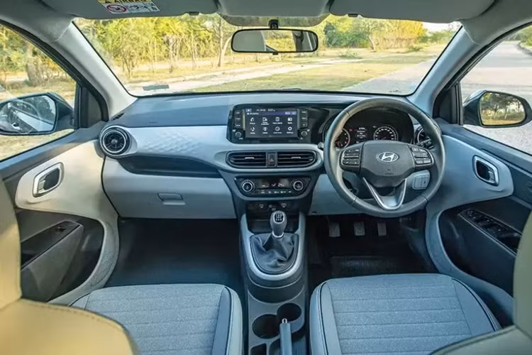 Thay đổi tiếp theo của Hyundai Grand i10 là dải đèn LED định vị ban ngày với thiết kế hình chữ "Y" mới thay vì hình chữ "V" như đời cũ. Ngoài ra, đèn này còn được chuyển vị trí từ bên trong lưới tản nhiệt sang hai bên đầu xe và bao quanh khe gió.