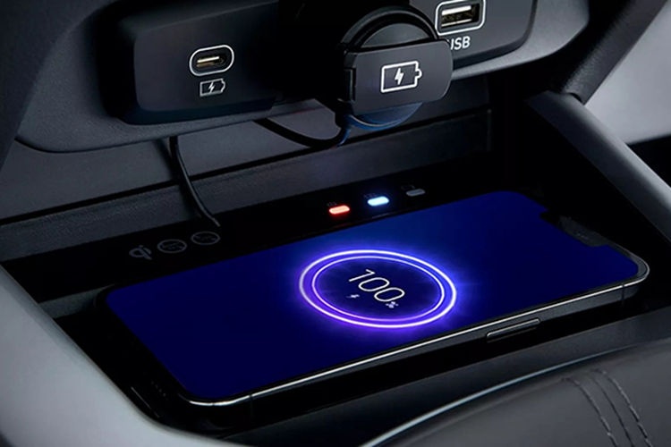 Chưa hết, xe còn có thêm những trang bị mới như đèn pha tự động, cổng USB Type C, hệ thống kiểm soát hành trình, hệ thống cân bằng điện tử, hệ thống kiểm soát thân xe, hệ thống hỗ trợ khởi hành ngang dốc, móc ghế trẻ em ISOFIX và cảnh báo áp suất lốp.