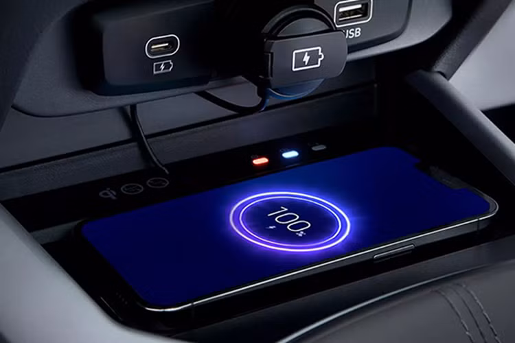 Chưa hết, xe còn có thêm những trang bị mới như đèn pha tự động, cổng USB Type C, hệ thống kiểm soát hành trình, hệ thống cân bằng điện tử, hệ thống kiểm soát thân xe, hệ thống hỗ trợ khởi hành ngang dốc, móc ghế trẻ em ISOFIX và cảnh báo áp suất lốp.