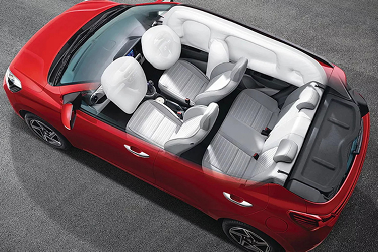 Thay vào đó, hãng Hyundai chỉ bổ sung ghế bọc nỉ màu xám mới, vô lăng bọc da, hệ thống đèn dưới sàn đặt chân và tay nắm cửa bằng kim loại cho xe.