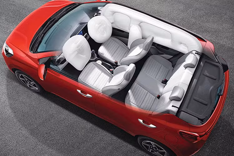 Thay vào đó, hãng Hyundai chỉ bổ sung ghế bọc nỉ màu xám mới, vô lăng bọc da, hệ thống đèn dưới sàn đặt chân và tay nắm cửa bằng kim loại cho xe.