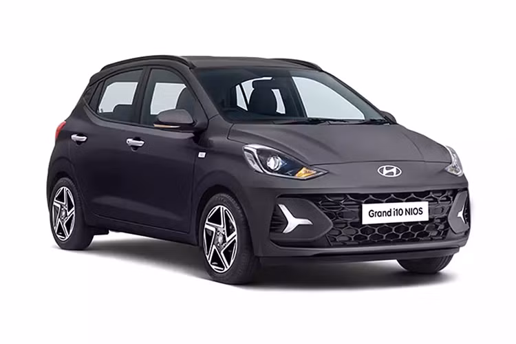 Tại thị trường Ấn Độ, Hyundai Grand i10 có 2 tùy chọn động cơ với dung tích 1.2L. Sẽ không ngạc nhiên nếu xe ở Việt Nam tiếp tục dùng động cơ xăng Kappa 1.2L MPI, sản sinh công suất cực đại 83 mã lực và mô-men xoắn cực đại 114 Nm như phiên bản cũ.