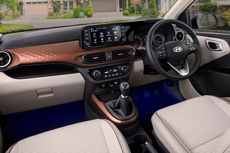 Khu vực bên sườn của mẫu xe hạng A này đương nhiên giữ nguyên như cũ, trừ vành la-zăng. Xe tại Ấn Độ được trang bị bộ vành hợp kim 15 inch với thiết kế 5 chấu và phay xước 2 màu. Ở phía sau, Hyundai Grand i10 được nâng cấp ở cụm đèn hậu LED.
