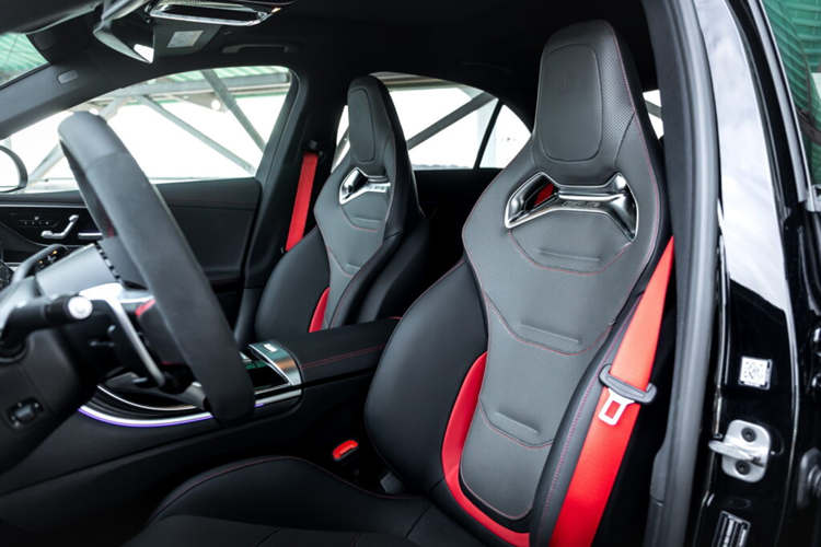 Về ngoại thất, Mercedes-AMG C63 S độ Manhart Performance vẫn được giữ nguyên bản với những chi tiết độ vốn hoàn hảo của gói nâng cấp AMG. Xe được trang bị bộ bodykit nâng cấp thể thao cùng bộ mâm AMG có kích thước 20 inch.