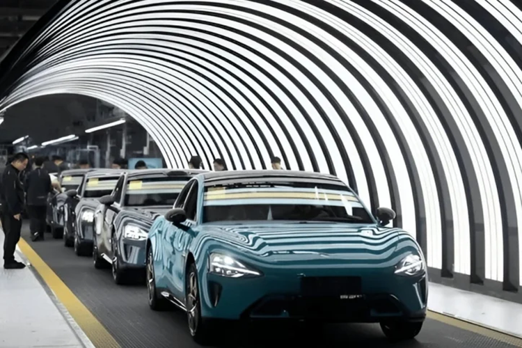 Bất chấp đó, Xiaomi đã công bố chiếc SU7 lập thành tích mới, với hơn 100.000 đơn đặt hàng. Xiaomi SU7 là sedan chạy điện có phạm vi hoạt động khởi điểm là 700 km. Nó được ra mắt vào ngày 28 tháng 3 tại Trung Quốc với giá 215.900 nhân dân tệ (29.900 USD).