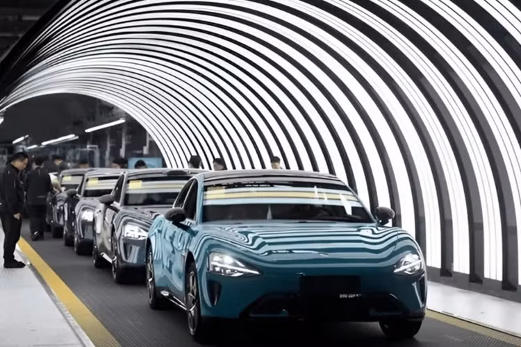 Bất chấp đó, Xiaomi đã công bố chiếc SU7 lập thành tích mới, với hơn 100.000 đơn đặt hàng. Xiaomi SU7 là sedan chạy điện có phạm vi hoạt động khởi điểm là 700 km. Nó được ra mắt vào ngày 28 tháng 3 tại Trung Quốc với giá 215.900 nhân dân tệ (29.900 USD).