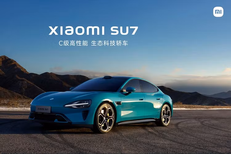 Xiaomi SU7 Max chạy điện có động cơ kép, sản sinh công suất 663 mã lực. Nó được cung cấp năng lượng bởi pin Qilin 101 kWh của CATL, cung cấp phạm vi CLTC 800 km. Với kích thước 4997/1963/1440 mm và chiều dài cơ sở 3.000 mm.