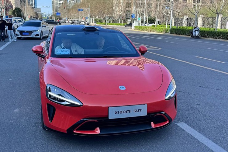 Trong khi đó, truyền thông địa phương đưa tin năng lực sản xuất của nhà máy Xiaomi Bắc Kinh sẽ là 4.000 - 5.000 chiếc vào tháng 4 và tăng dần lên 6.000 chiếc vào cuối năm nay. Điều này dẫn đến khả năng có 53.000 xe được sản xuất hàng loạt vào năm 2024, trong đó có 5.000 xe đã hoàn thành trước ngày ra mắt vào ngày 28 tháng 3.