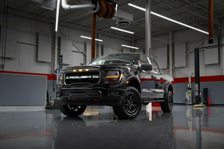 Trong gói nâng cấp siêu bán tải Ford F-150 2024 mới này, thương hiệu Roush đã hướng tới việc nâng cao khả năng chạy địa hình của xe đồng thời bổ sung thêm một số chi tiết đem tới kiểu dáng độc đáo từ trong ra ngoài.