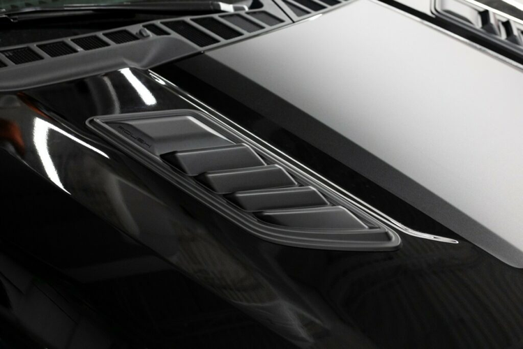 Thay cho bộ mâm nguyên bản chính là bộ mâm độ có kích thước 20 inch mới đi kèm với bộ lốp General Tyre A/TX All-Terrain 33 inch hoàn thiện vẻ ngoài, đồng thời xe cũng được trang bị thêm hệ thống ống xả chủ động với các đầu bằng thép không gỉ.