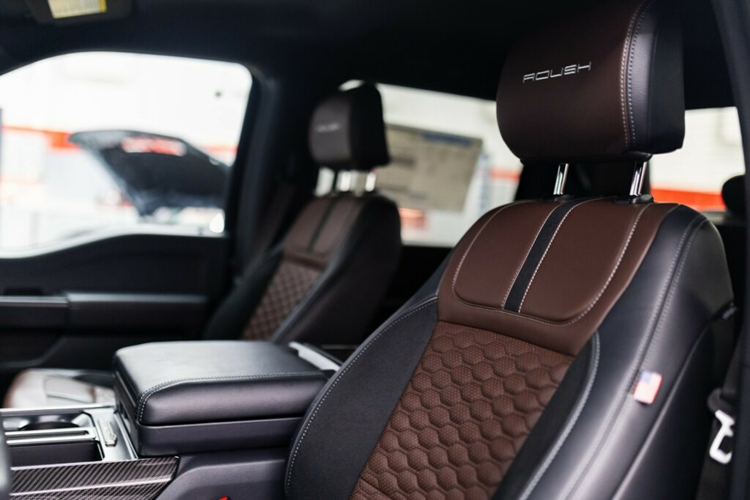 Roush cũng nâng cấp các họa tiết cho phần thùng sau, đồng thời lắp thêm cho xe bộ chắn bùn loe và đèn Diode Dynamics mới được lắp vào phần cản sau. Về nội thất, Roush cũng đã nâng cấp cho xe gói trang bị da cao cấp với tùy chọn ghế da màu nâu cà phê hoăc màu đen.