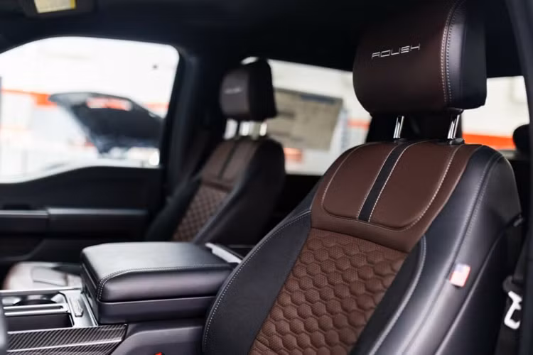 Roush cũng nâng cấp các họa tiết cho phần thùng sau, đồng thời lắp thêm cho xe bộ chắn bùn loe và đèn Diode Dynamics mới được lắp vào phần cản sau. Về nội thất, Roush cũng đã nâng cấp cho xe gói trang bị da cao cấp với tùy chọn ghế da màu nâu cà phê hoăc màu đen.