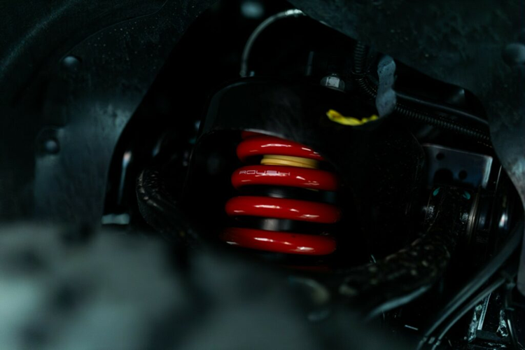 Xe được trang bị hệ thống âm thanh Alpine nâng cấp với dàn loa và loa siêu trầm nâng cấp, Ngoài ra, khách hàng có thể mua thêm bộ tiện ích hỗ trợ khi di chuỷen địa hình với hộp đựng cáp nối, dây kéo, móc vòng chữ D và dây đai.