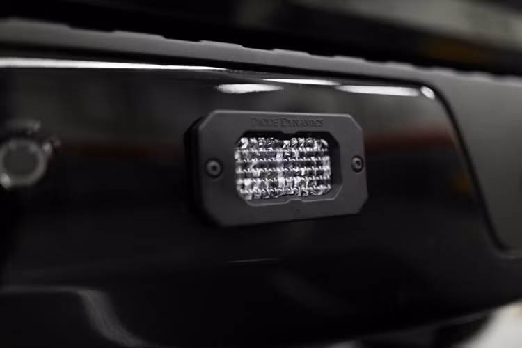 Phần ghế này của xe cũng được trang trí với họa tiết ghế thể thao nhằm tạo sự khác biệt cho nội thất. Roush đồng thời cũng trang bị cho xe các chi tiết bằng sợi carbon trên vô lăng, bảng điều khiển và tấm cửa. Xe còn được trang bị một số chi tiết khác như phần bàn đạp nhôm giúp hoàn thiện vẻ thể thao cho xe.