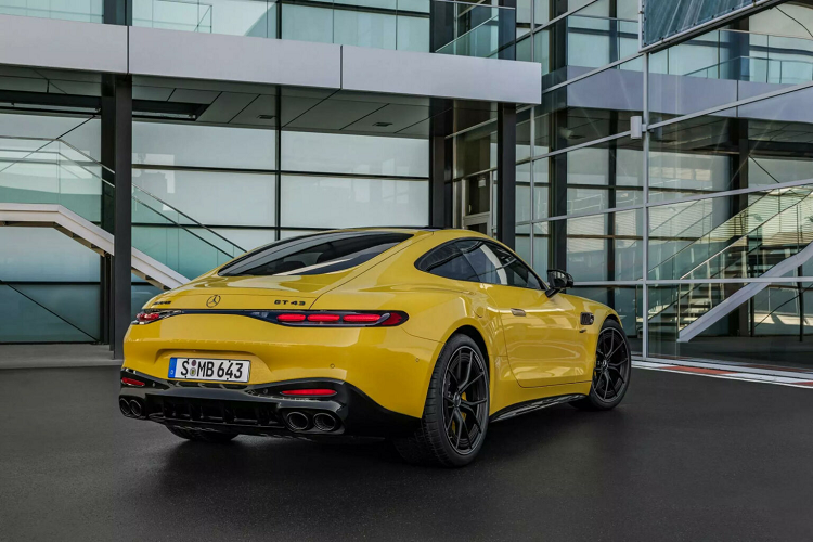 Mercedes-AMG GT 43 Coupe 2025 mới được trang bị động cơ M139, đây là loại động cơ xăng I4 tăng áp với dung tích chỉ 2.0L, có thể sản sinh công suất tối đa 421 mã lực PS (310 kW hoặc 416 mã lực hp) và mô-men xoắn cực đại 500 Nm.