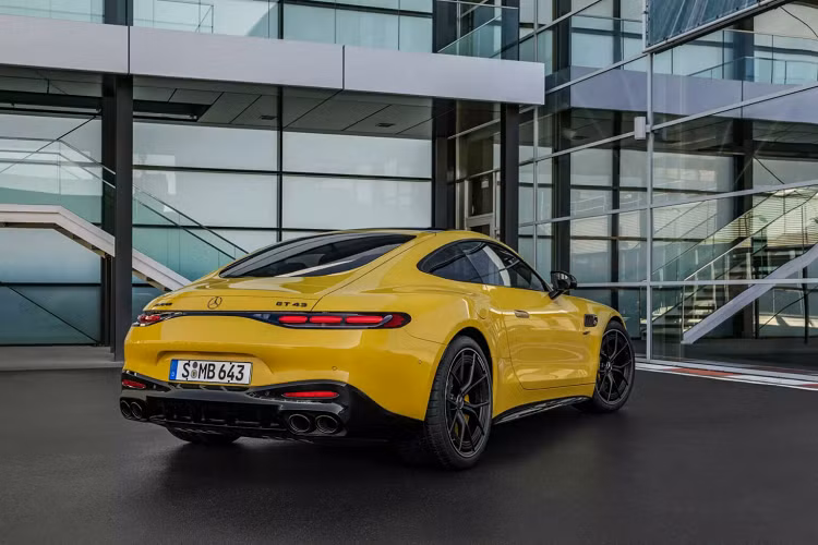 Mercedes-AMG GT 43 Coupe 2025 mới được trang bị động cơ M139, đây là loại động cơ xăng I4 tăng áp với dung tích chỉ 2.0L, có thể sản sinh công suất tối đa 421 mã lực PS (310 kW hoặc 416 mã lực hp) và mô-men xoắn cực đại 500 Nm.