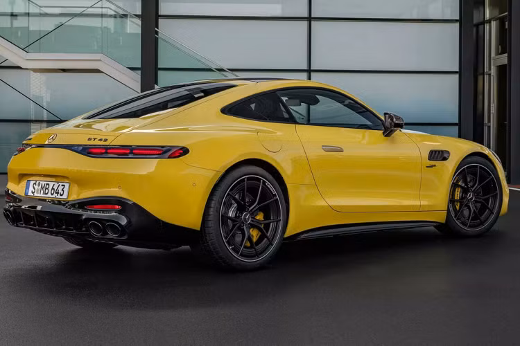 Hãng xe sang Đức chưa công bố giá xe Mercedes-AMG GT 43, nhưng chắc chắn sẽ phải rẻ hơn con số 135.000 USD (khoảng 3,375 tỷ đồng) của phiên bản GT 53 dùng động cơ V8. Dự kiến xe sẽ bán ra tại châu Âu vào nửa cuối năm 2024 và đến Bắc Mỹ cũng như các thị trường lớn khác kể từ năm 2025 trở đi.