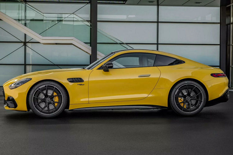 So với động cơ V8 4.0L tên mã M177 trên các “đàn anh” GT 53 và GT 63, được tinh chỉnh công suất lần lượt 476 mã lực PS và 585 mã lực PS, cùng mô-men xoắn cực đại lần lượt 700 Nm và 800 Nm, thì rõ ràng động cơ M139 của GT 43 không thể so bì được. Tuy nhiên khi so với chính loại M139 đang dùng trên mẫu SL 43, thì GT 43 lại mạnh hơn tới 41 mã lực PS (30 kW).