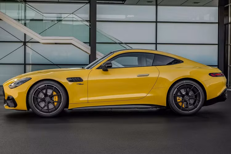 So với động cơ V8 4.0L tên mã M177 trên các “đàn anh” GT 53 và GT 63, được tinh chỉnh công suất lần lượt 476 mã lực PS và 585 mã lực PS, cùng mô-men xoắn cực đại lần lượt 700 Nm và 800 Nm, thì rõ ràng động cơ M139 của GT 43 không thể so bì được. Tuy nhiên khi so với chính loại M139 đang dùng trên mẫu SL 43, thì GT 43 lại mạnh hơn tới 41 mã lực PS (30 kW).