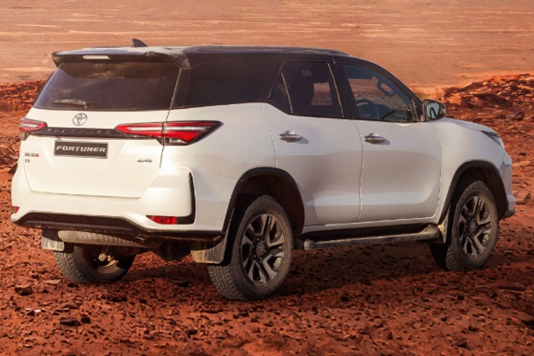 Hệ thống này bao gồm một máy phát điện vận hành qua dây curoa, nạp điện cho pin lithium 48V. Khối pin 48V này được thiết kế gọn nhẹ, với trọng lượng chỉ nặng 7,6 kg và được lắp đặt dưới ghế sau, giúp tối ưu hóa không gian cabin mà không ảnh hưởng đến trọng lượng xe.