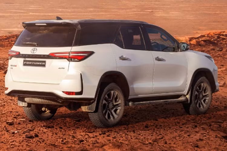 Hệ thống này bao gồm một máy phát điện vận hành qua dây curoa, nạp điện cho pin lithium 48V. Khối pin 48V này được thiết kế gọn nhẹ, với trọng lượng chỉ nặng 7,6 kg và được lắp đặt dưới ghế sau, giúp tối ưu hóa không gian cabin mà không ảnh hưởng đến trọng lượng xe.