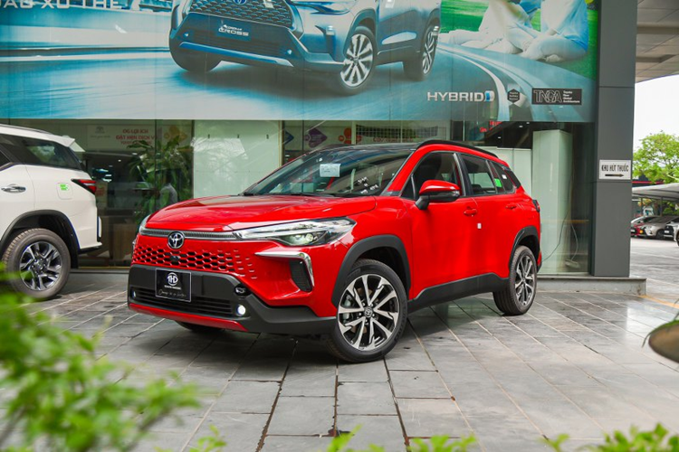 Cộng dồn 6 tháng đầu năm 2024, Toyota Corolla Cross đã bán ra 2.028 xe. Hiện Toyota Corolla Cross được phân phối với 2 phiên bản là 1.8 V và 1.8 HEV đi cùng giá bán lần lượt là 820 và 905 triệu đồng.