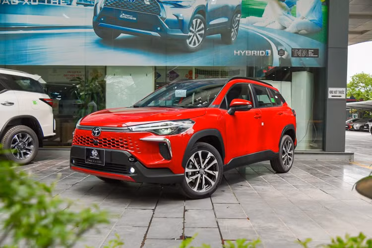 Cộng dồn 6 tháng đầu năm 2024, Toyota Corolla Cross đã bán ra 2.028 xe. Hiện Toyota Corolla Cross được phân phối với 2 phiên bản là 1.8 V và 1.8 HEV đi cùng giá bán lần lượt là 820 và 905 triệu đồng.