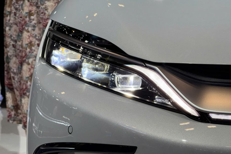 Bên trong cabin, BYD Han EV sở hữu nhiều trang bị tiện ích nổi trội. Có thể kể đến như: màn hình trung tâm kích thước 15,6 inch có khả năng xoay ngang hoặc dọc