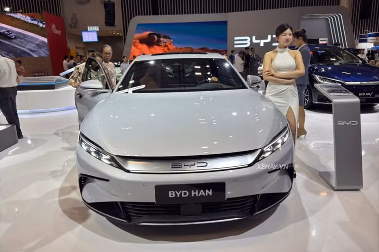 Thiết kế của mẫu xe sedan điện BYD Han EV thanh thoát với thân dài, phần đuôi vuốt kiểu coupe. Đầu xe gây ấn tượng với cụm đèn hậu LED thon gọn cùng dải mạ chrome sáng mở rộng sang 2 bên. Phía sau xe có cụm đèn hậu thanh mảnh được thiết kế trải dài hết phần đuôi.