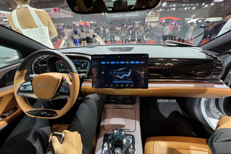 Bảng đồng hồ LCD 12,3 inch; vô lăng hai chấu tích hợp các phím chức năng, cửa sổ trời toàn cảnh, đèn viền nội thất, điều hòa thông minh, hệ thống âm thanh Dynaudio, kết nối và khóa xe bằng điện thoại thông minh và hệ thống âm thanh Dynaudio 12 loa…