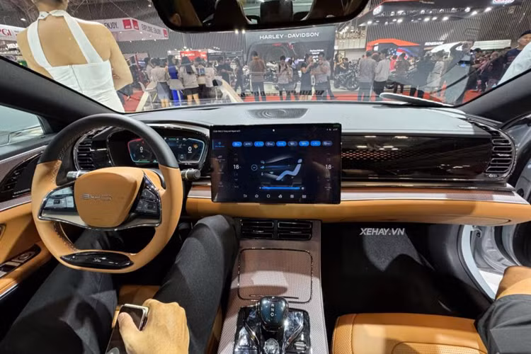 Bảng đồng hồ LCD 12,3 inch; vô lăng hai chấu tích hợp các phím chức năng, cửa sổ trời toàn cảnh, đèn viền nội thất, điều hòa thông minh, hệ thống âm thanh Dynaudio, kết nối và khóa xe bằng điện thoại thông minh và hệ thống âm thanh Dynaudio 12 loa…