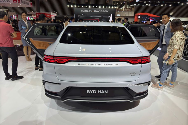 Về trang bị an toàn, BYD HAN 2025 tại Việt Nam sở hữu hàng loạt tính năng hỗ trợ lái như: hệ thống kiểm soát hành trình thích ứng (ACC Stop &amp; Go), phanh tự động khẩn cấp (AEB), cảnh báo va chạm phía trước (FCW), cảnh báo lệch làn đường (LDWS), hỗ trợ giữ làn (LKA), hỗ trợ chuyển làn (LCA), nhận diện biển báo giao thông (TSR), hiển thị kính lái (W-HUD)…