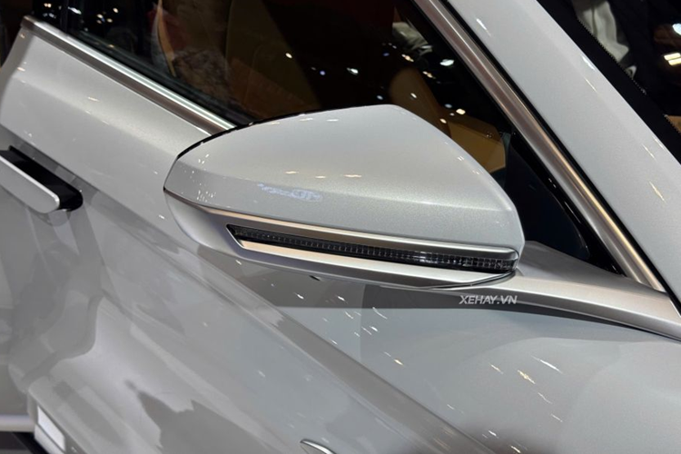 Thiết kế này khiến nhiều người liên tưởng đến mẫu Porsche Taycan hay Panamera. Xe được trang bị hệ thống kẹp phanh Brembo dạng cố định cao cấp cùng những đường nét thân xe đầy tính khí động học, giúp xe đạt được mức hệ số cản gió ấn tượng chỉ 0,233 Cd.