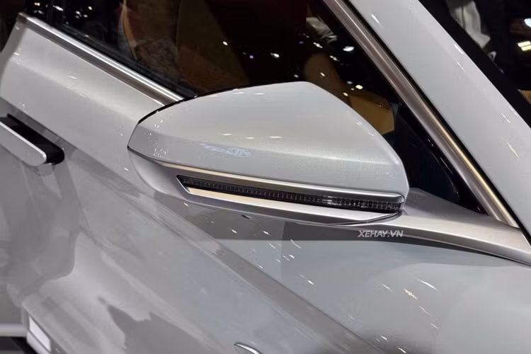 Thiết kế này khiến nhiều người liên tưởng đến mẫu Porsche Taycan hay Panamera. Xe được trang bị hệ thống kẹp phanh Brembo dạng cố định cao cấp cùng những đường nét thân xe đầy tính khí động học, giúp xe đạt được mức hệ số cản gió ấn tượng chỉ 0,233 Cd.