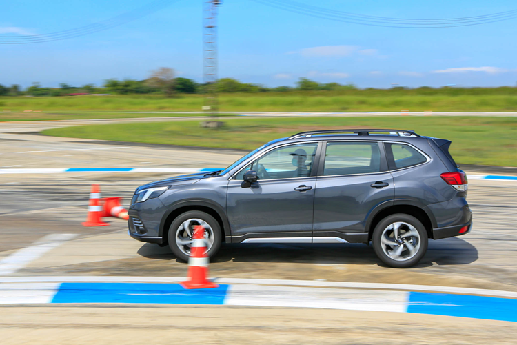 Nhờ đó, xe có những tính năng an toàn hiện đại như phanh tự động phòng tránh va chạm, đánh lái khẩn cấp tự động, kiểm soát hành trình thích ứng, định tâm làn đường và hỗ trợ giữ làn đường cho xe.